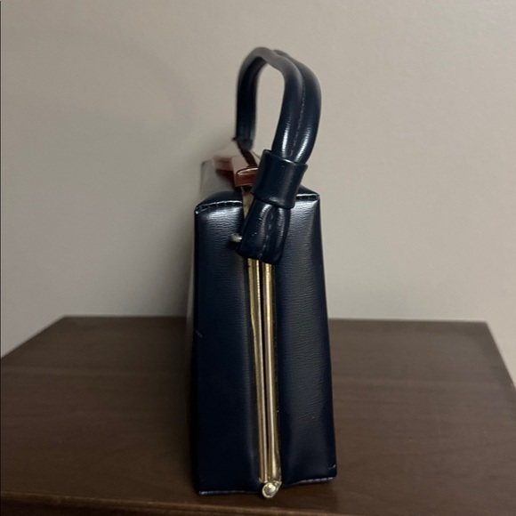 1950s Navy Leather Box Purse with Tortes Bakelite Clasp - Picture 6 of 12